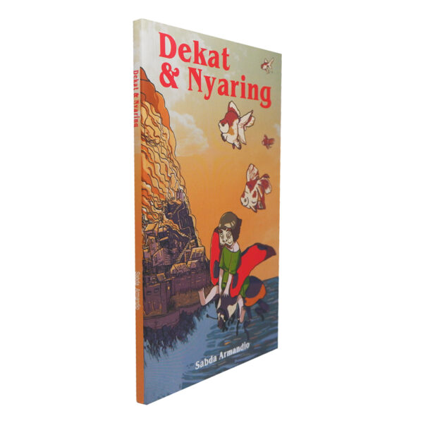 Dekat dan Nyaring