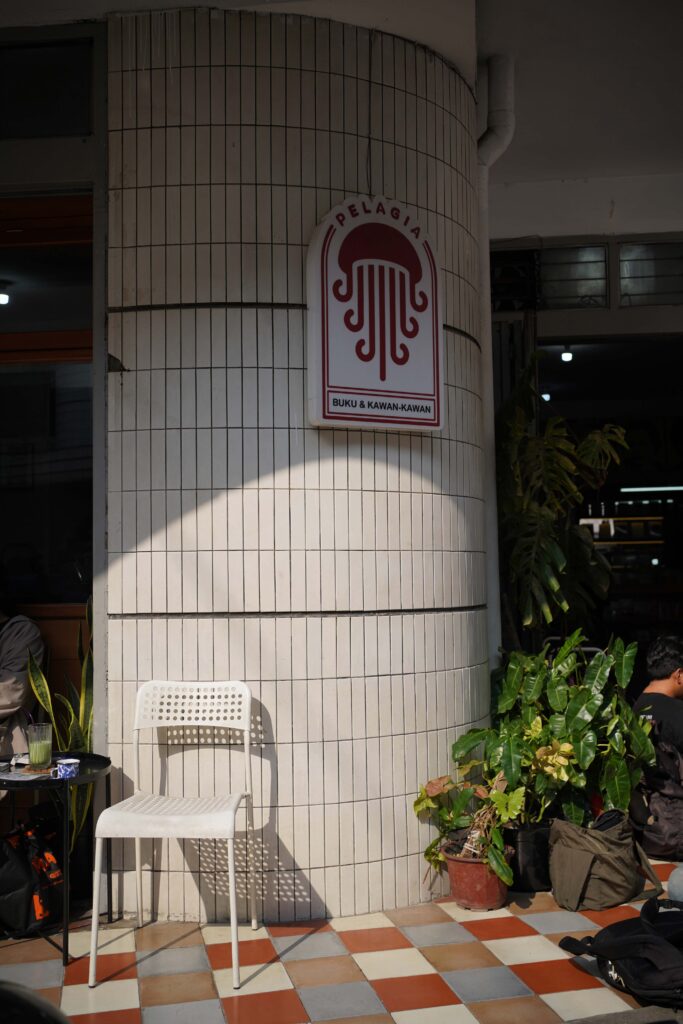 Toko Pelagia tampak depan dengan fasad khas keramik.